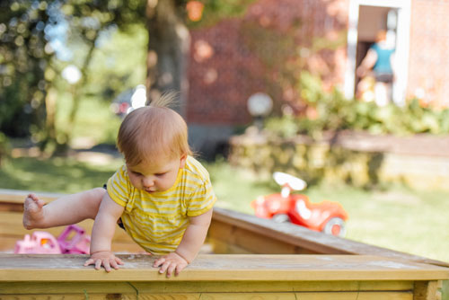 Baby_Sandkasten_alexander-dummer-261098_unsplash